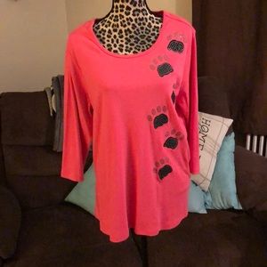 3/4 length sleeve paw print shirt